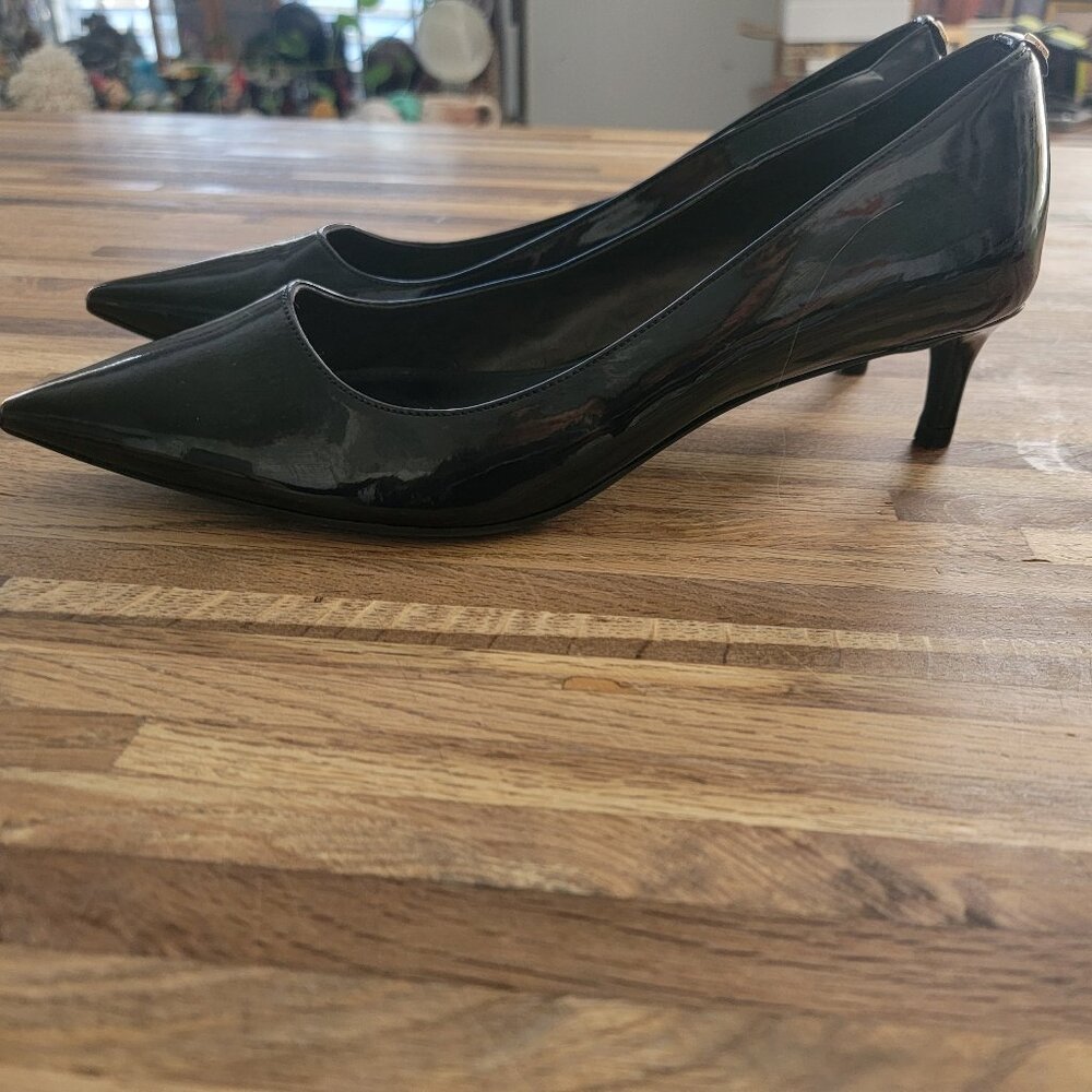 Michael Michael Kors Alina Flex pump in black patent leather. - Picture 6 of 16